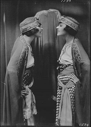 Dolly sisters, 1916 (Library of Congress)