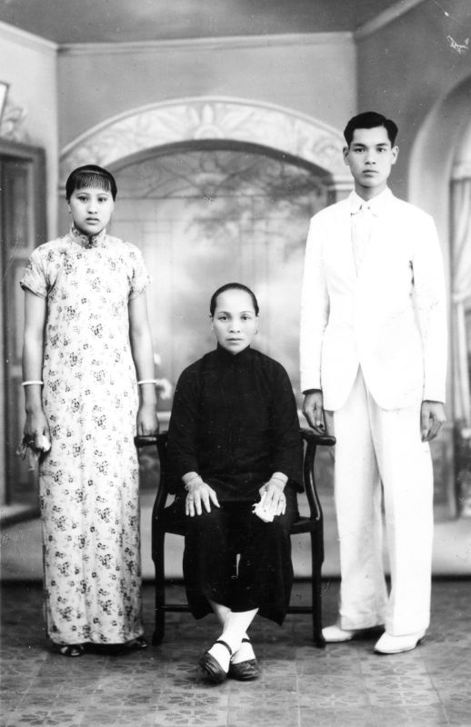 Family of Wong-She Gong, 1930 (Internet Archive)