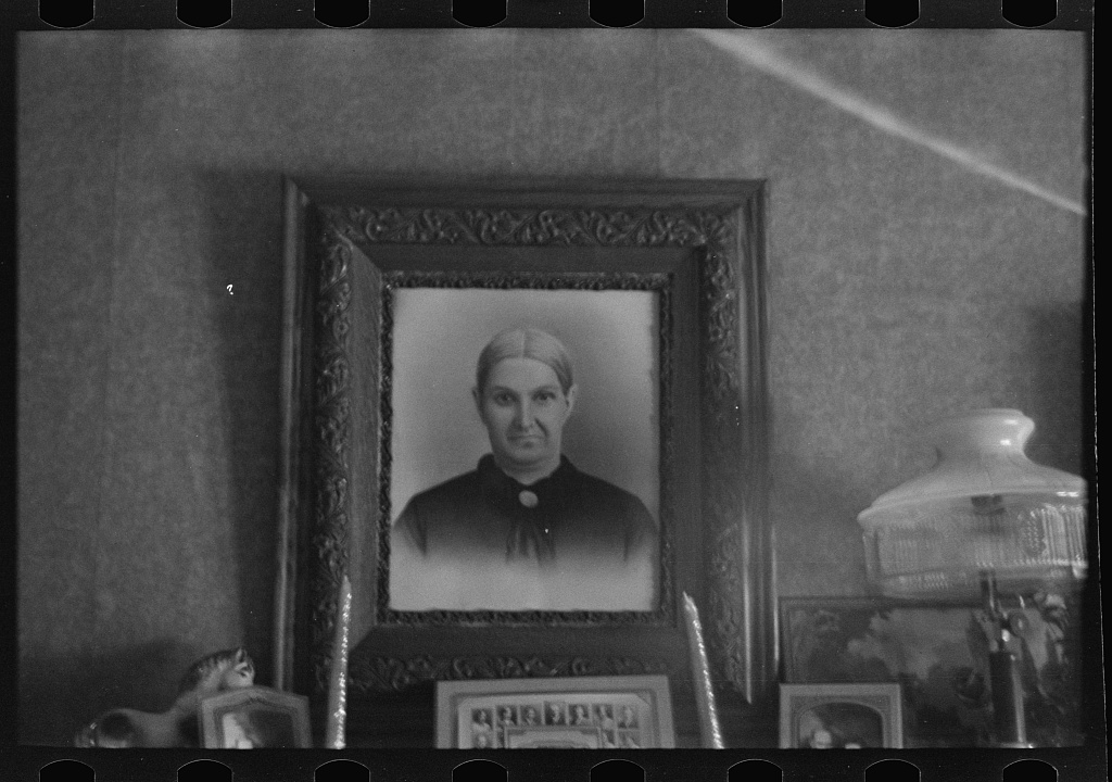 Family portrait in home of Fred Rowe, farmer near Estherville, Iowa, 1936 (Library of Congress)