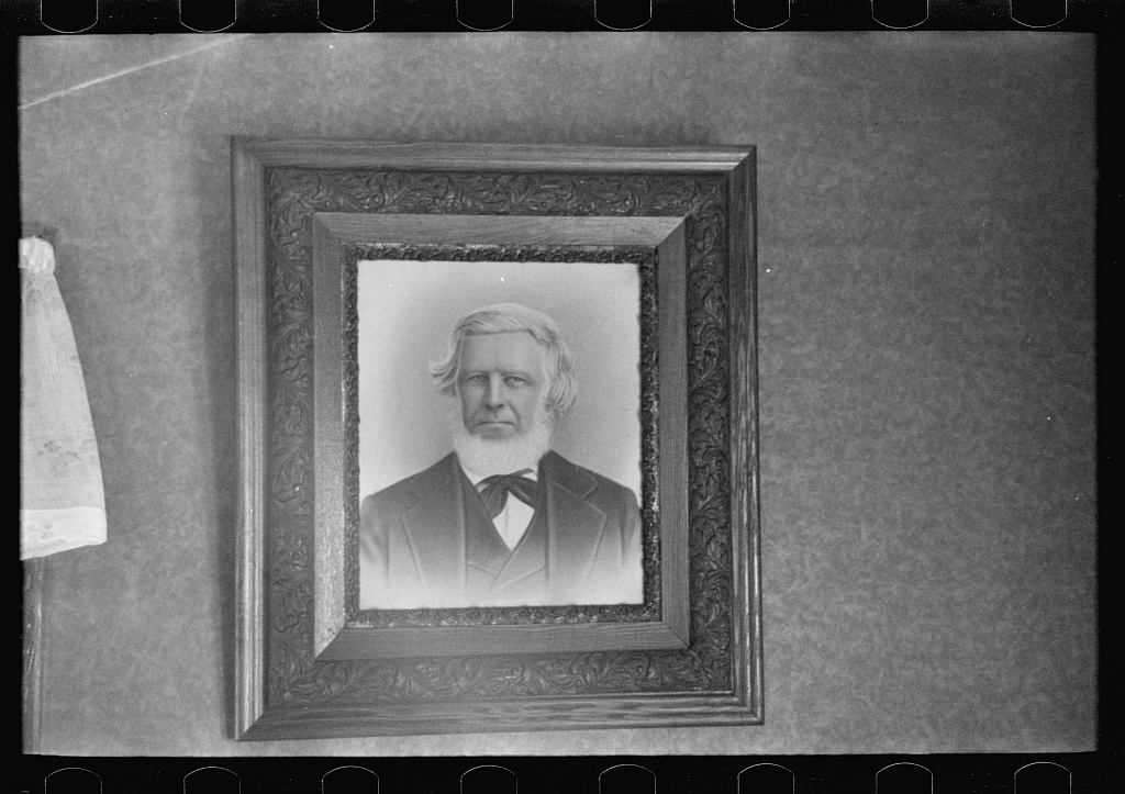 Family portrait in home of Fred Rowe, farmer near Estherville, Iowa, 1936 (Library of Congress)