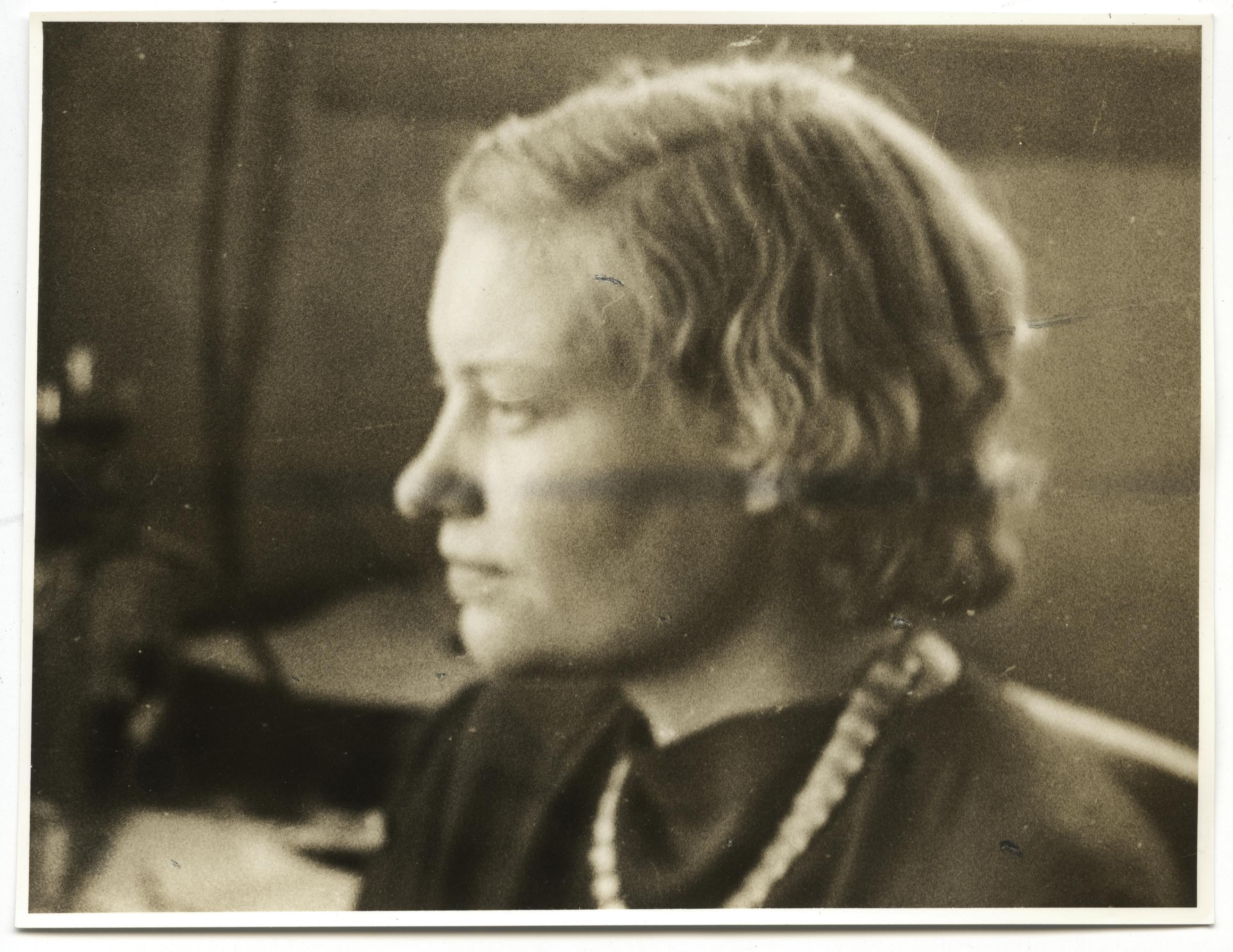 Flora Earnson, portrait, photograph, 1939 (Loc)
