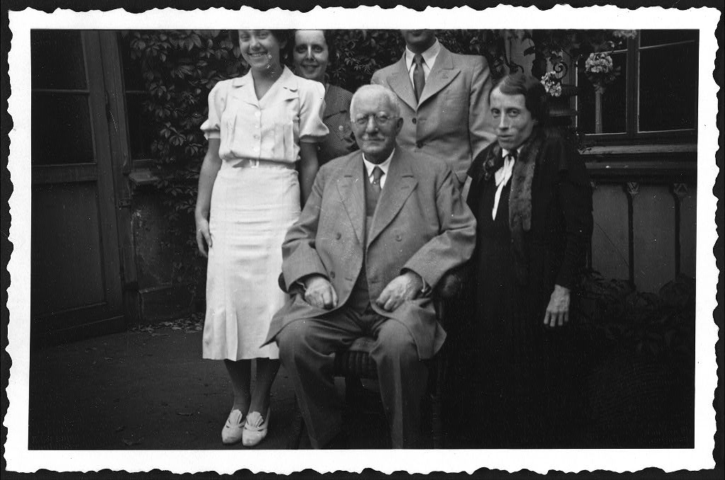 Group portrait of Joseph Berliner surrounded by family members, 1932 (Library of Congress)