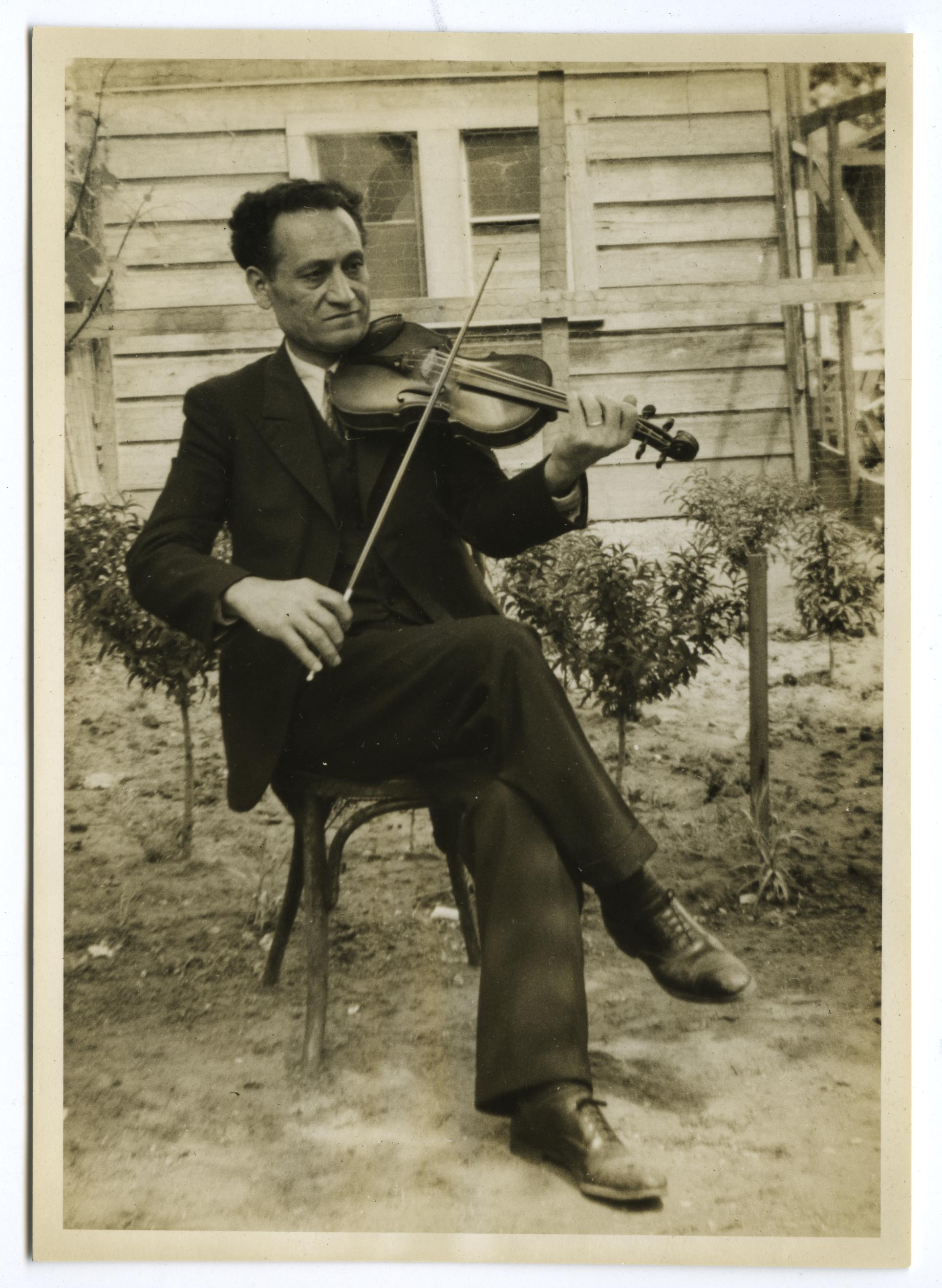 Hartop Goshtigian playing the violin, 1939 (Library of Congress)