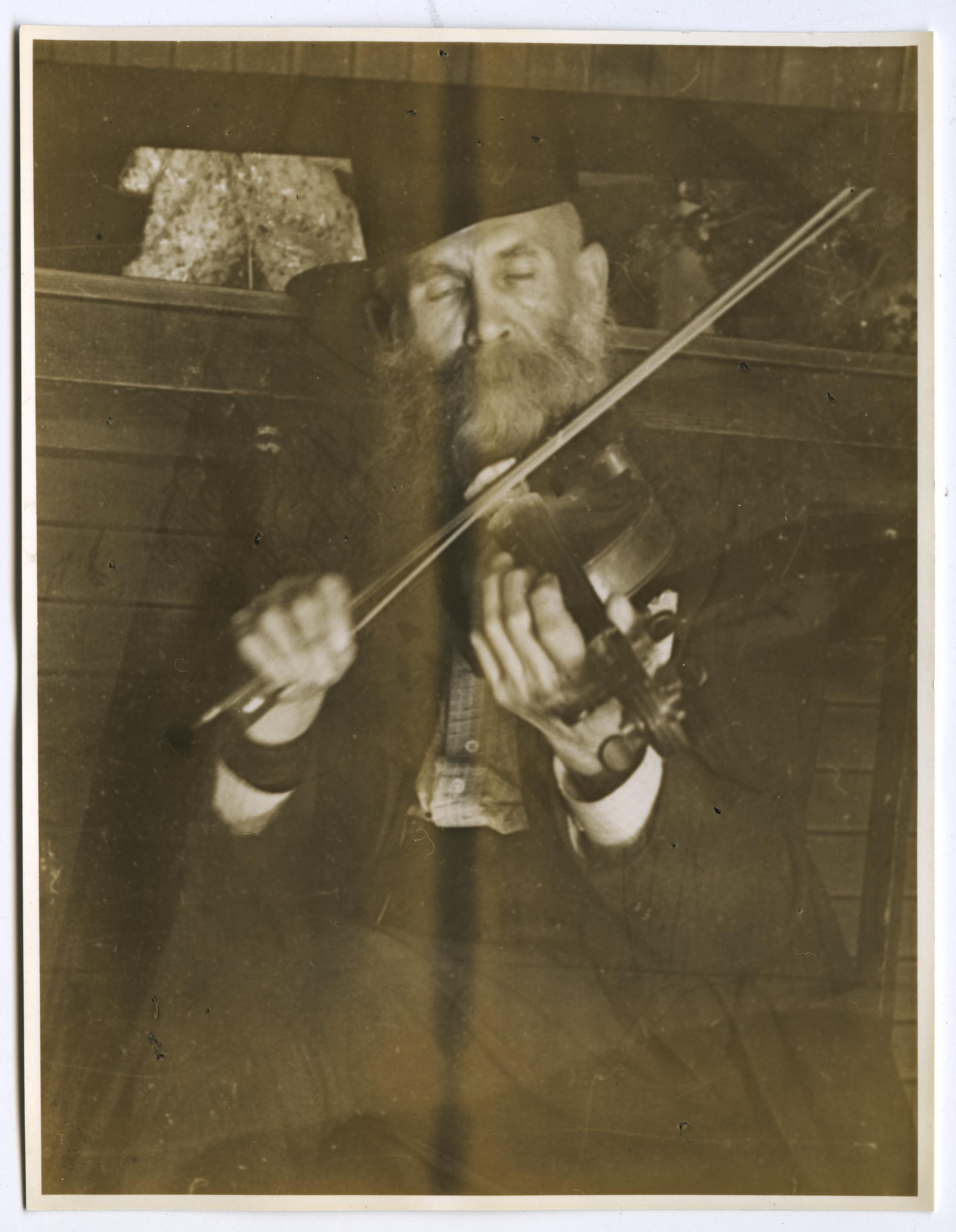 John Selleck playing fiddle, facing front, 1939 (Library of Congress)