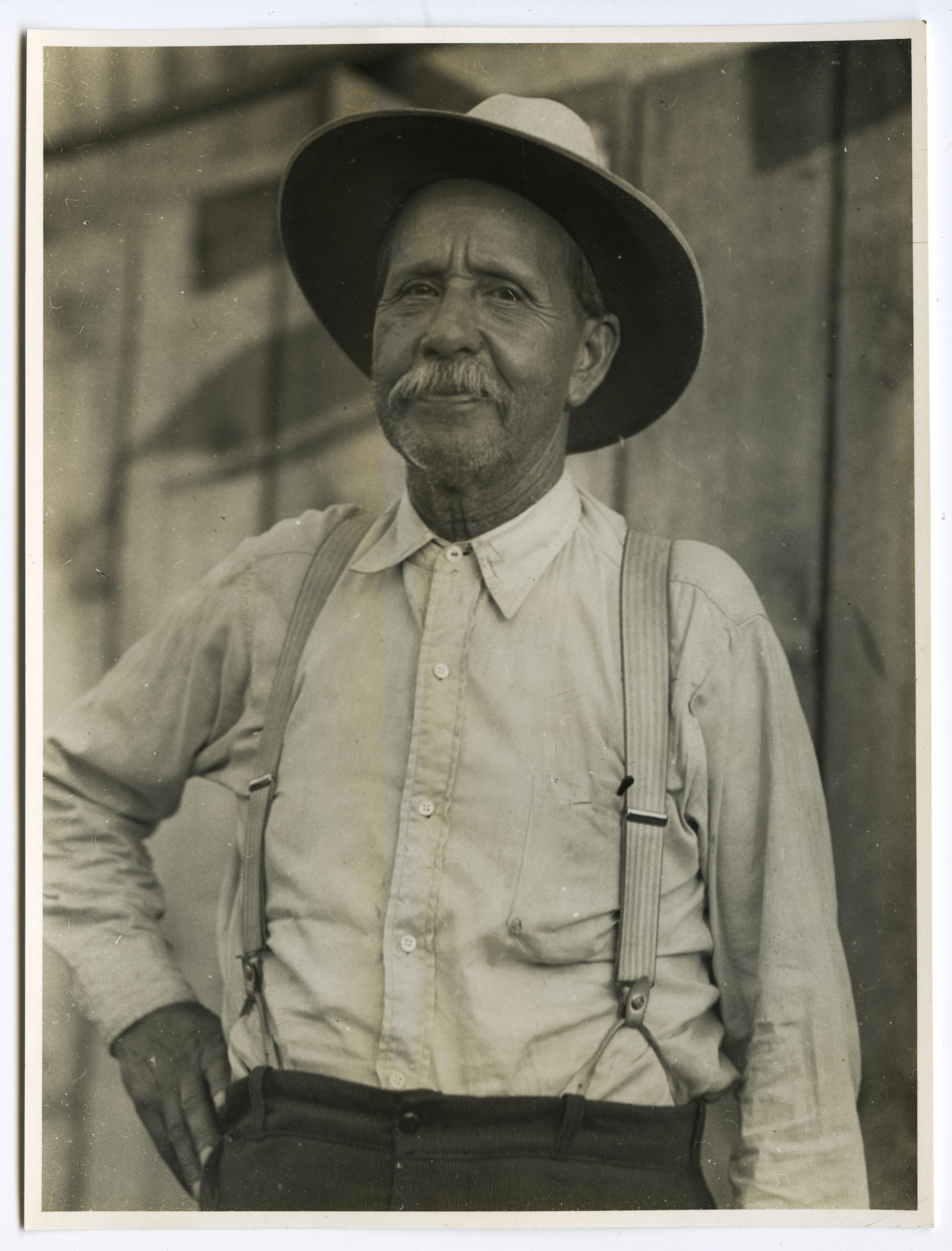 Leon Ponce, half-length portrait, photograph, 1939 (Loc)