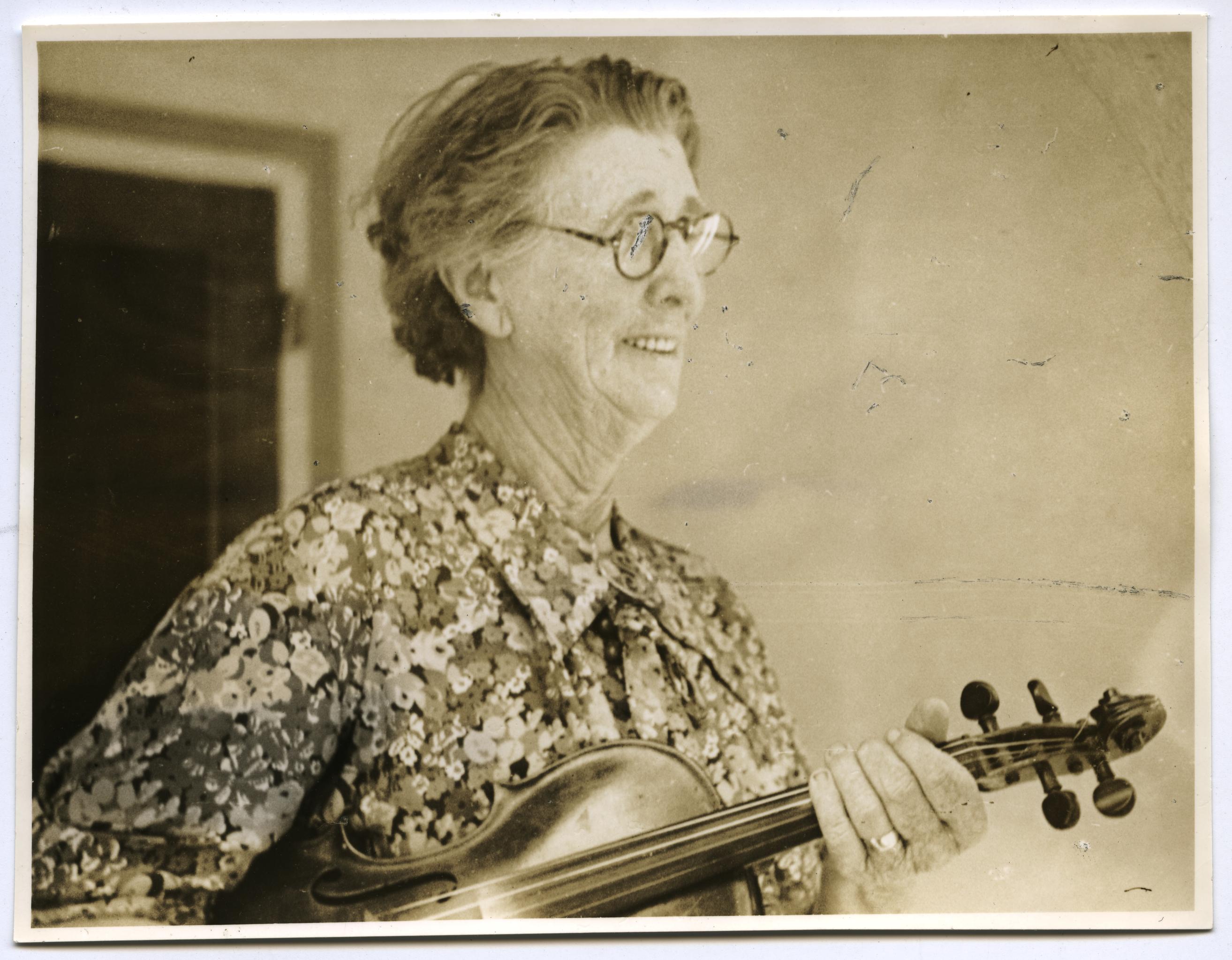 Mrs. Ben Scott with fiddle, 1939 (Library of Congress)
