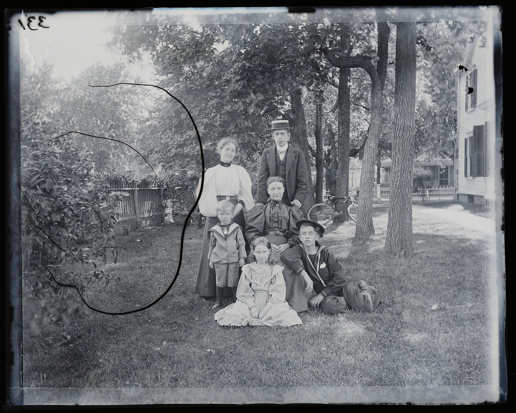 Our family taken in summer of 1898, 1898 (Library of Congress)