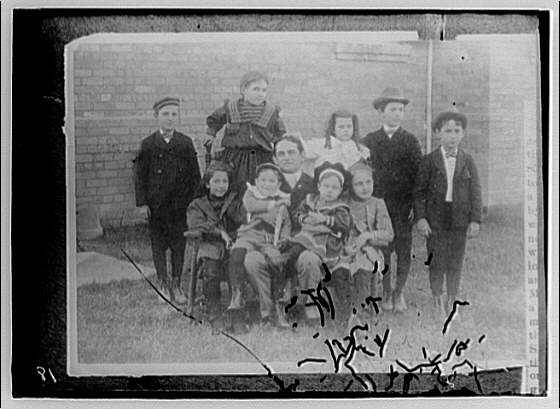 Outdoor portrait of a family with many children, 1920 (Library of Congress)