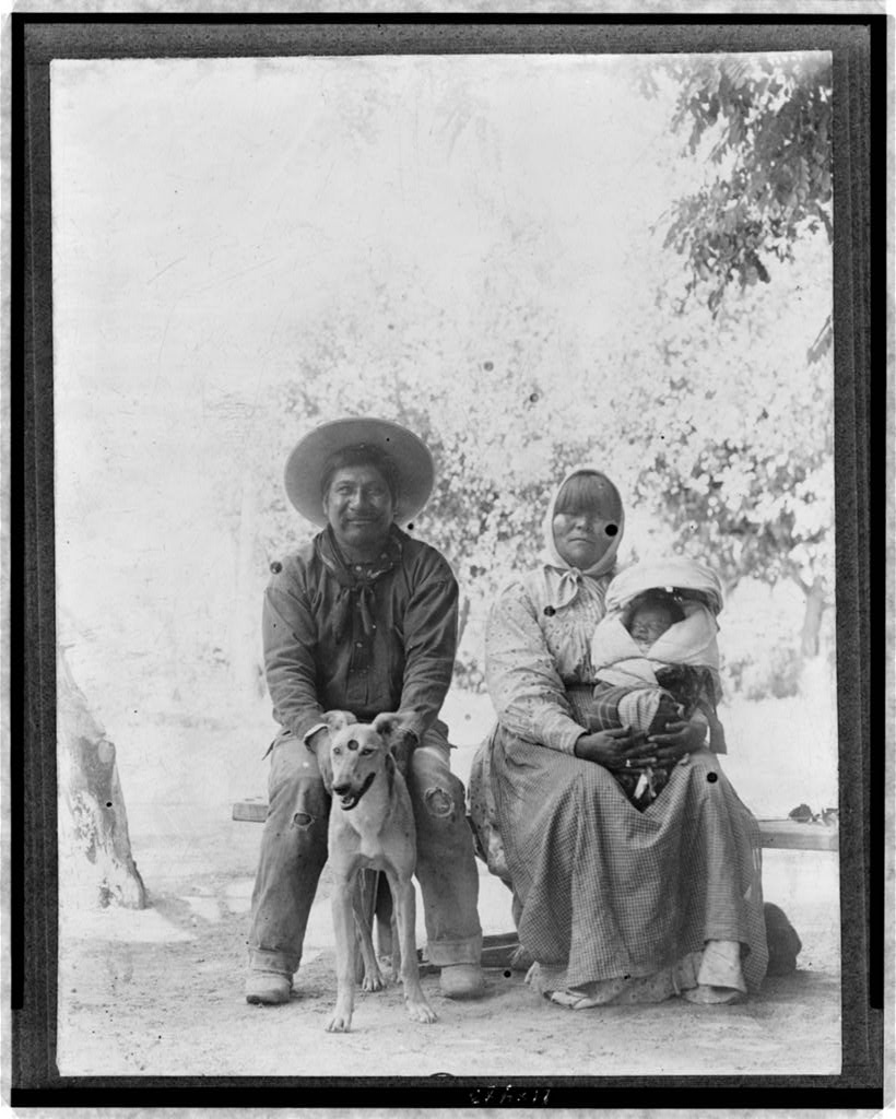 Pomo family, 1905 (Library of Congress)