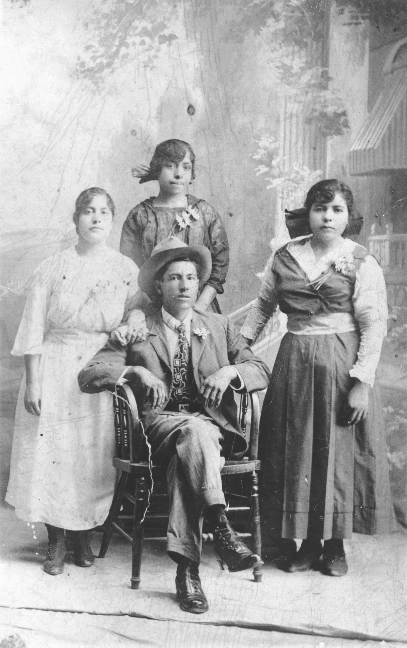 Shades of Anaheim - Family Portrait, 1918 (Internet Archive)