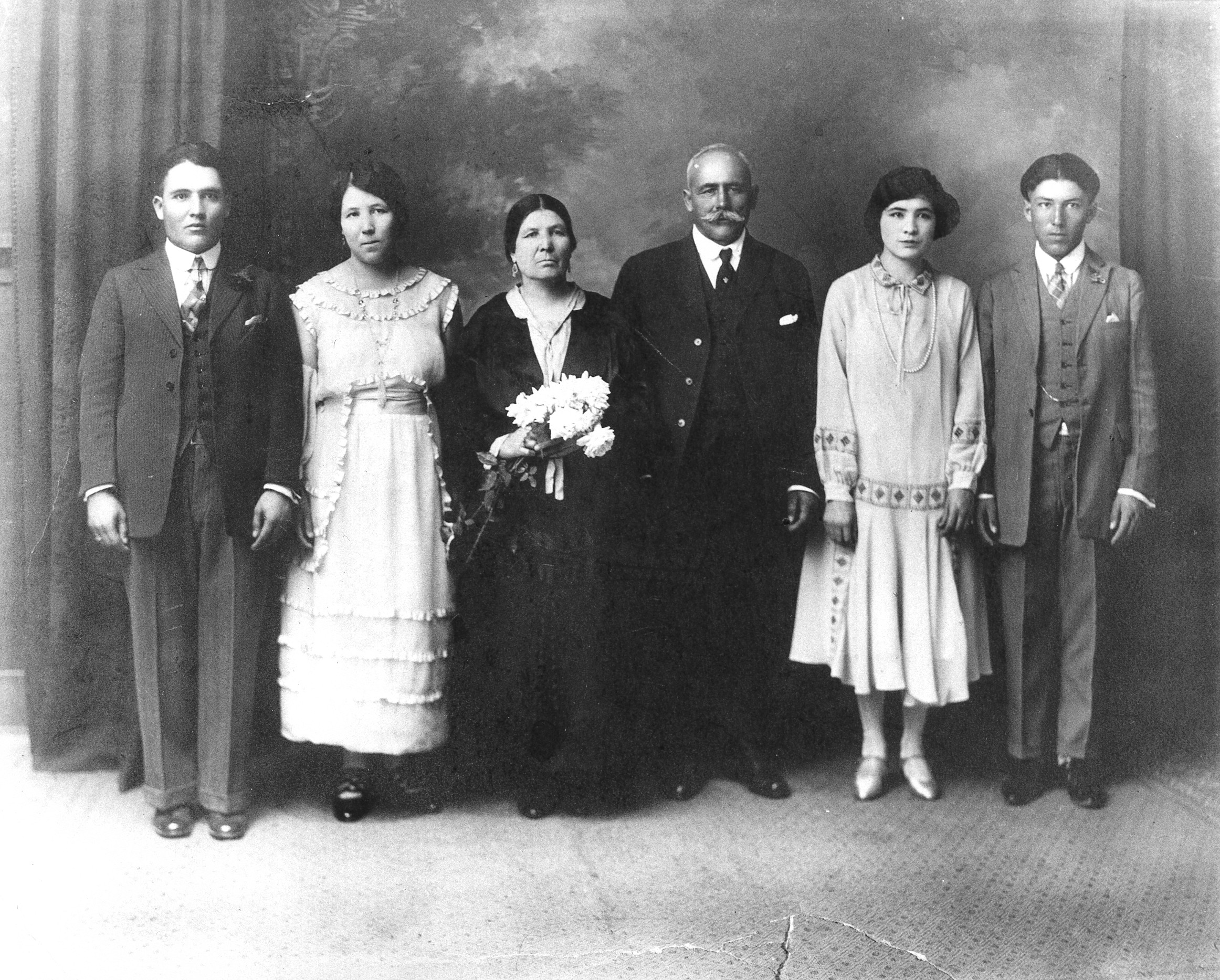 Shades of Anaheim - Family Portrait, 1930 (Internet Archive)