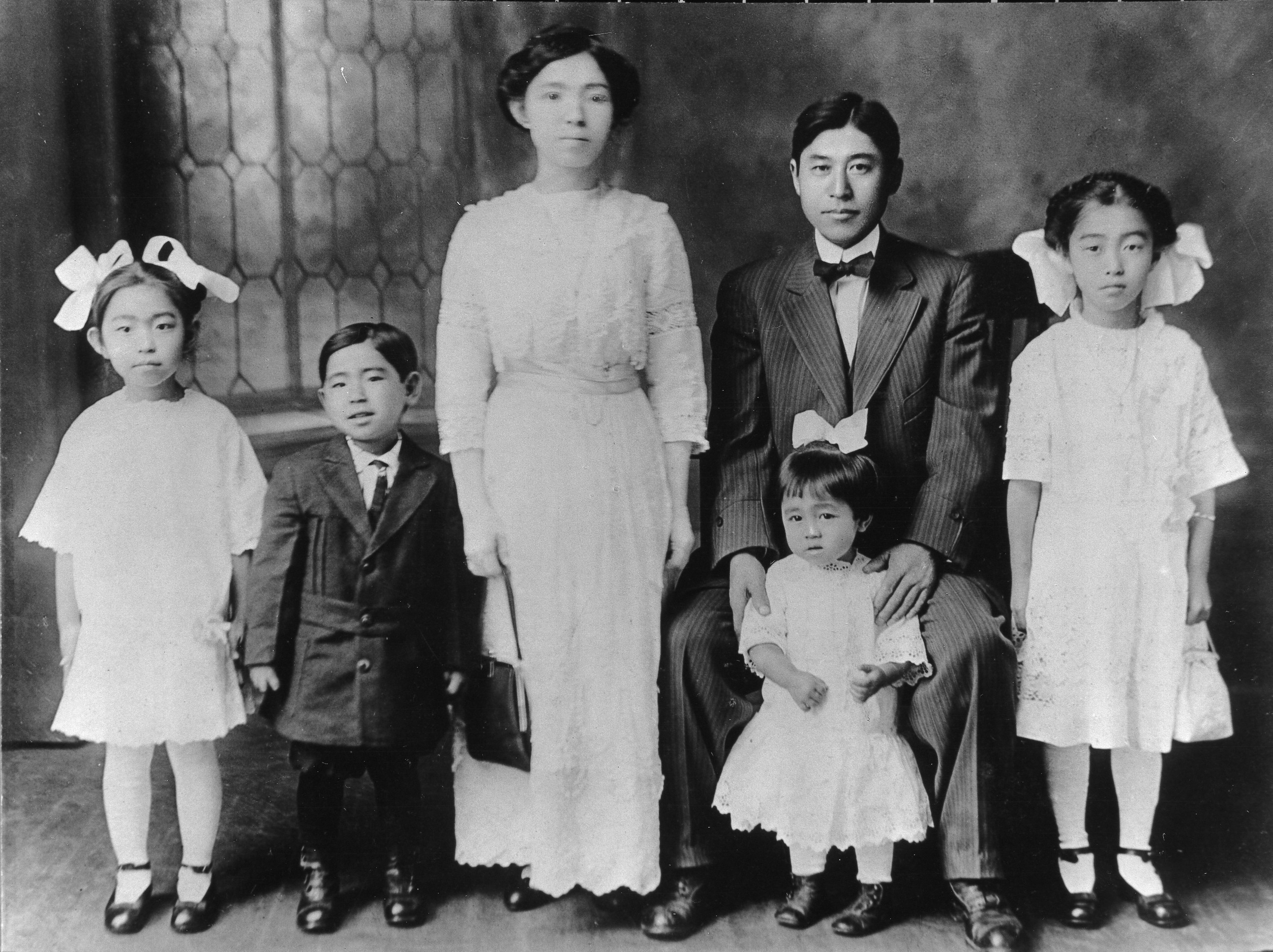 Shades of Whittier - Family Portrait, 1916 (Internet Archive)