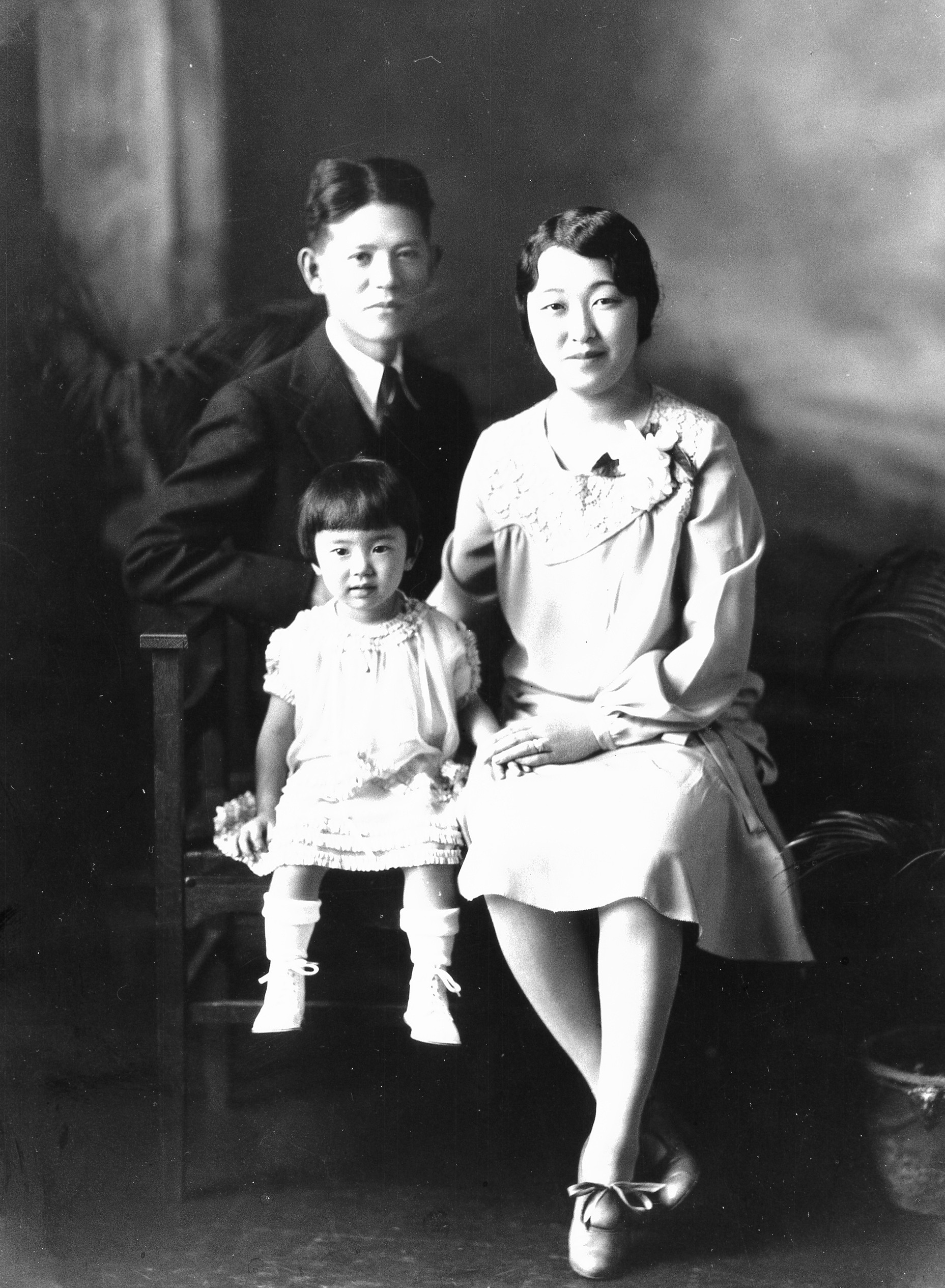 Shades of Whittier - Family Portrait, 1929 (Internet Archive)