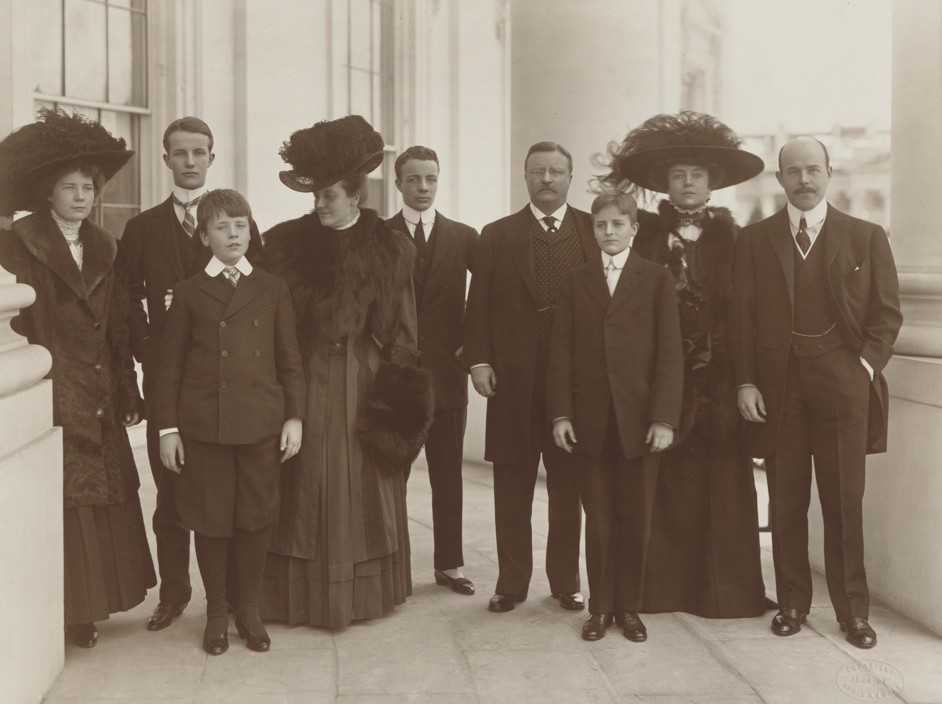 Theodore Roosevelt and family, 1908 (Internet Archive)