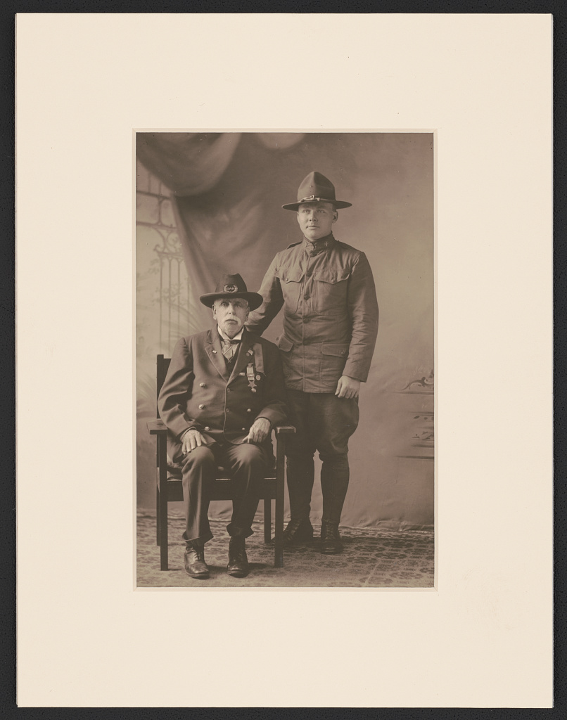 [Unidentified Civil War veteran and unidentified World War I soldier], 1914 (Library of Congress)